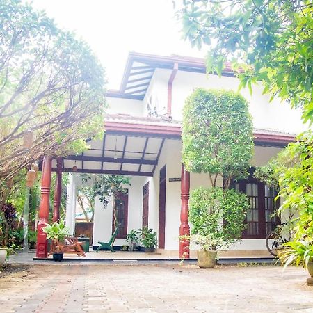 Villa Aanya Hikkaduwa Bagian luar foto