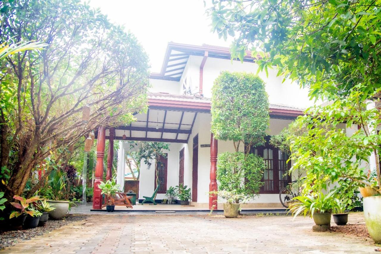 Villa Aanya Hikkaduwa Bagian luar foto